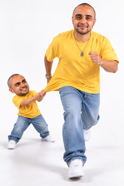 Homem em Miniatura Puxa o Gigante